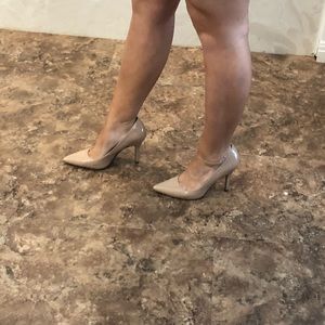 Nude pumps